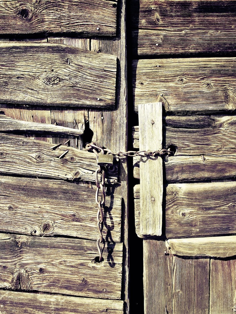 Bild einer verschlossenen hölzernen Tür
